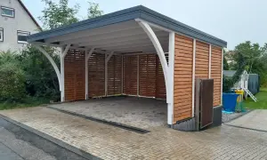 Moderner Carport mit Holzverkleidung. Die Baugenehmigung für dieses Projekt war unkompliziert.