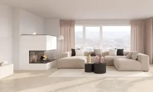 Gemütliches kleines Kaminzimmer einrichten: Eckkamin, beiges Sofa, große Fenster mit Blick auf die Stadt und Berge, helle Einrichtung.