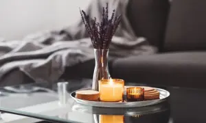 Gemütliche couchtisch deko ideen: Kerzenlicht und Lavendel auf einem Tablett schaffen eine entspannte Atmosphäre.