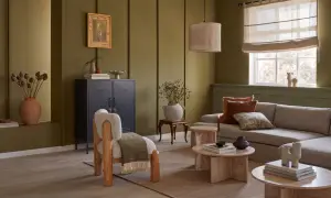Gemütliches Wohnzimmer mit erdigen Tönen. Tolle wohnzimmer ideen farbe: Olivgrün an den Wänden, kombiniert mit natürlichen Materialien und warmen Akzenten.