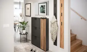 Ein moderner, heller kleiner Flur mit Schuhschrank, Spiegel, Garderobe und Treppe.