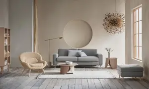 Gemütliches Wohnzimmer: Ein graues Sofa und ein flauschiger Sessel laden zum Entspannen ein. Perfekt, um Sofa und Sessel zu kombinieren.