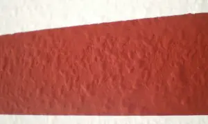 Wand streichen Muster abkleben Ideen: Rote und weiße Farbflächen mit unregelmäßiger Textur.