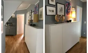 Moderne schmaler flur ideen: weiße Kommode mit Kunst und Lampe, grauer Schrank, Holzboden.