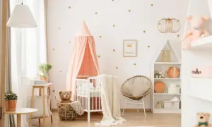 Schönes Kinderzimmer mit Himmelbett, Teddybär im Korb und Regal. Tolle kinderzimmer ordnung ideen für ein gemütliches Zuhause.