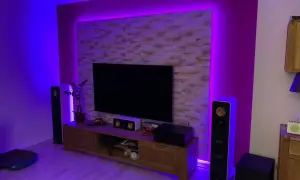 Moderne TV-Wand mit Steinoptik und indirekter LED-Beleuchtung. Ein DIY-Projekt, das beeindruckt.