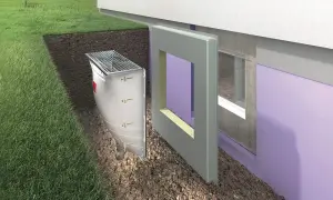 Einbau eines Lichtschachts vor einem Kellerfenster. Der Schacht ist aus Kunststoff und hat einen Gitterrost.