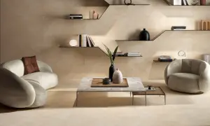 Ein Wohnzimmer in warmen, erdigen Tönen. Die Wandfliesen und der Boden haben die Farbe Ecru, ein sanfter, cremiger Beigeton.