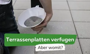 Person füllt Fugenmörtel mit einem Trichter in die Fugen von Terrassenplatten.
