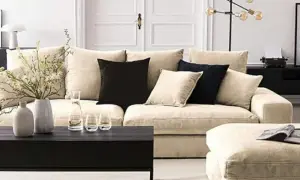 Ein helles Wohnzimmer mit einem beigen Sofa, schwarzen Akzenten und Dekorationen. Hier siehst du, was sind neutrale farben: Beige, Schwarz und Weiß dominieren.