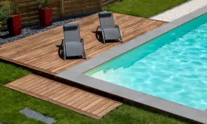 Traumhafte Poolumrandung aus Holz, selber bauen leicht gemacht. Entspannung pur auf der Holzterrasse neben dem Pool.