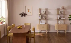 Helle, moderne Esszimmer-Möbel mit gelben Stühlen und einem Holztisch. Regale und Kommoden bieten tolle zimmer umstellen ideen.