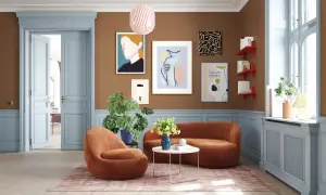 Gemütliches Wohnzimmer mit braunen Möbeln und Wand. Hellblaue Türen und Akzente zeigen, welche Farben passen zu braun: Pastelltöne und kräftiges Rot.