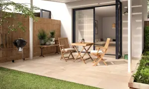 Ein moderner kleiner Garten am Reihenhaus mit Grill, Holztisch und Stühlen. Perfekt für entspannte Abende.
