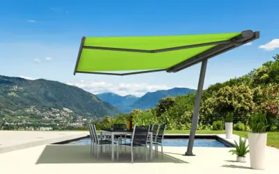 Moderne sonnensegel befestigen ideen: ein ausfahrbares Sonnensegel schützt eine Terrasse mit Esstisch und Stühlen vor der Sonne, mit Bergpanorama.
