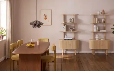 Helle, moderne Esszimmer-Möbel mit gelben Stühlen und einem Holztisch. Regale und Kommoden bieten tolle zimmer umstellen ideen.