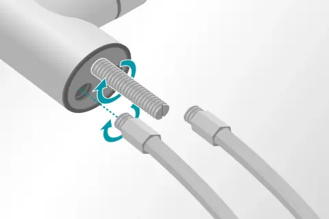 Anleitung zum wasserhahn montieren: Flexschläuche werden an den Gewindebolzen geschraubt. Pfeile zeigen die Drehrichtung an.