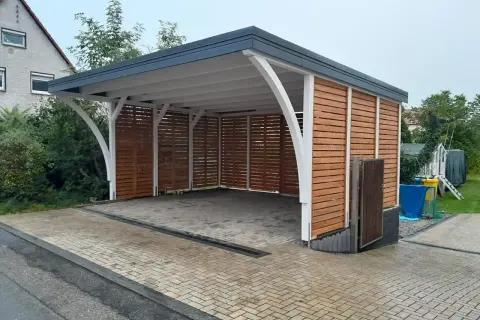 Moderner Carport mit Holzverkleidung. Die Baugenehmigung für dieses Projekt war unkompliziert.