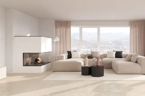 Gemütliches kleines Kaminzimmer einrichten: Eckkamin, beiges Sofa, große Fenster mit Blick auf die Stadt und Berge, helle Einrichtung.