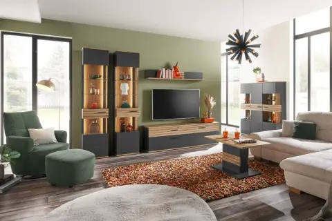 Modernes **interior wohnzimmer** mit bequemer Couch, grünem Sessel, Vitrinen und TV-Möbel. Ein bunter Teppich und ein auffälliger Kronleuchter runden das Bild ab.