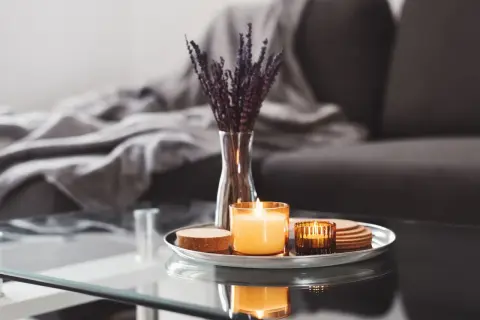 Gemütliche couchtisch deko ideen: Kerzenlicht und Lavendel auf einem Tablett schaffen eine entspannte Atmosphäre.