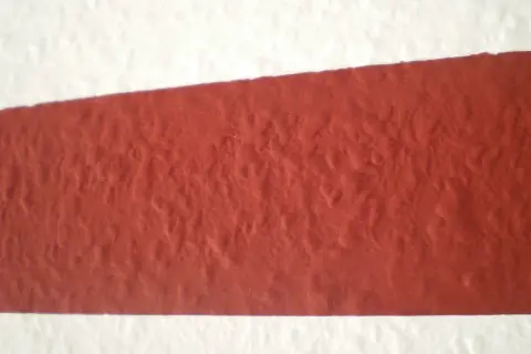 Wand streichen Muster abkleben Ideen: Rote und weiße Farbflächen mit unregelmäßiger Textur.