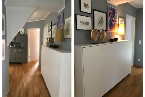 Moderne schmaler flur ideen: weiße Kommode mit Kunst und Lampe, grauer Schrank, Holzboden.