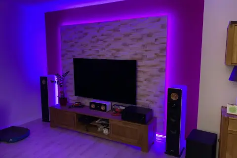 Moderne TV-Wand mit Steinoptik und indirekter LED-Beleuchtung. Ein DIY-Projekt, das beeindruckt.