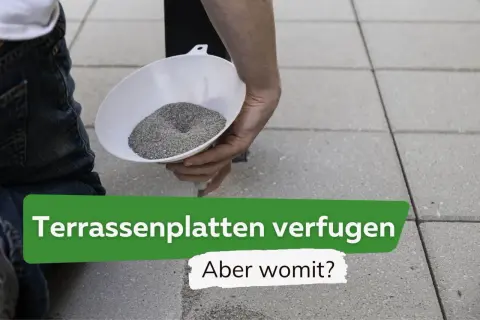 Person füllt Fugenmörtel mit einem Trichter in die Fugen von Terrassenplatten.