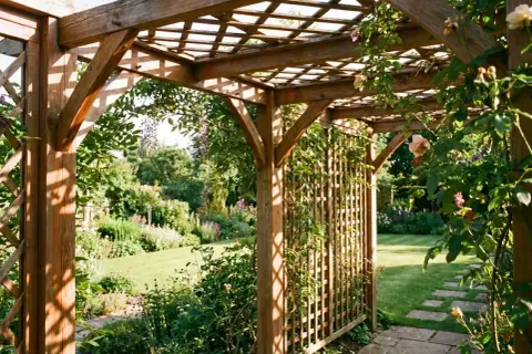 Holzpergola mit Rankgitter, die zum Garten führt. Eine Anleitung zum Pergola selber bauen wäre hier perfekt.