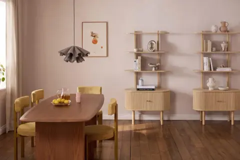 Helle, moderne Esszimmer-Möbel mit gelben Stühlen und einem Holztisch. Regale und Kommoden bieten tolle zimmer umstellen ideen.