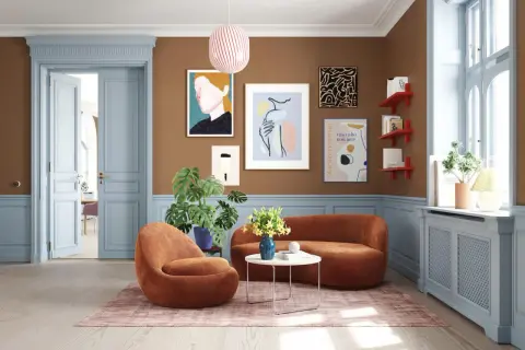 Gemütliches Wohnzimmer mit braunen Möbeln und Wand. Hellblaue Türen und Akzente zeigen, welche Farben passen zu braun: Pastelltöne und kräftiges Rot.