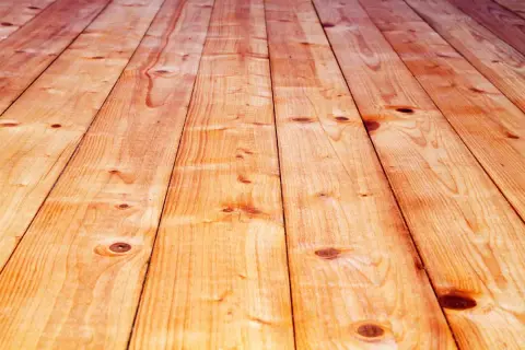 Holzbretter für den Dielenboden verlegen. Natürliche Holzmaserung und Astlöcher.