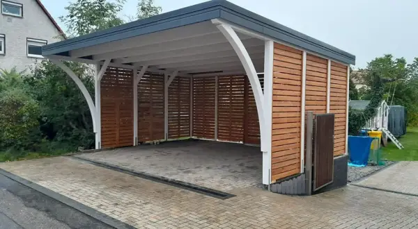 Moderner Carport mit Holzverkleidung. Die Baugenehmigung für dieses Projekt war unkompliziert.