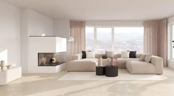 Gemütliches kleines Kaminzimmer einrichten: Eckkamin, beiges Sofa, große Fenster mit Blick auf die Stadt und Berge, helle Einrichtung.