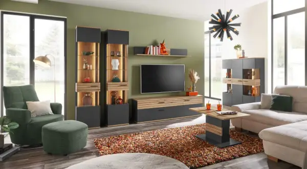 Modernes **interior wohnzimmer** mit bequemer Couch, grünem Sessel, Vitrinen und TV-Möbel. Ein bunter Teppich und ein auffälliger Kronleuchter runden das Bild ab.