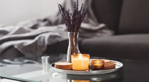 Gemütliche couchtisch deko ideen: Kerzenlicht und Lavendel auf einem Tablett schaffen eine entspannte Atmosphäre.