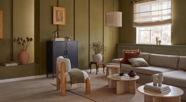 Gemütliches Wohnzimmer mit erdigen Tönen. Tolle wohnzimmer ideen farbe: Olivgrün an den Wänden, kombiniert mit natürlichen Materialien und warmen Akzenten.