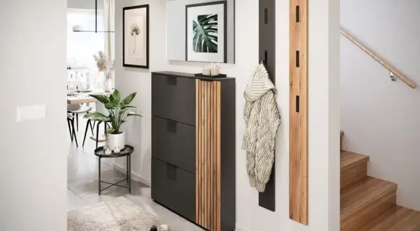 Ein moderner, heller kleiner Flur mit Schuhschrank, Spiegel, Garderobe und Treppe.