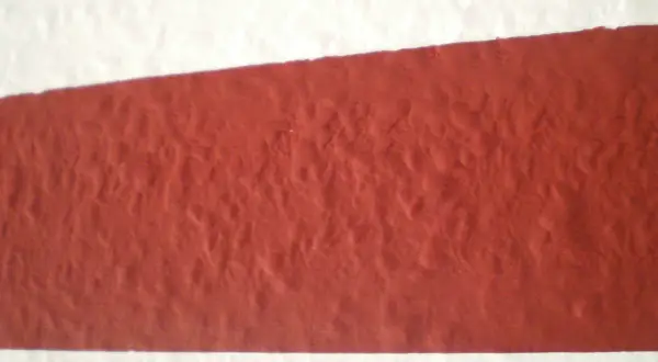 Wand streichen Muster abkleben Ideen: Rote und weiße Farbflächen mit unregelmäßiger Textur.
