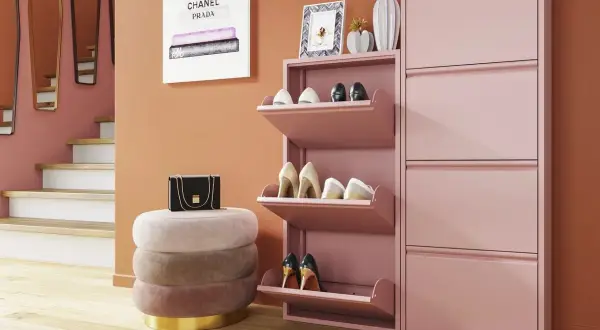 Stilvoller Eingangsbereich mit rosa Schuhschränken, Hocker und Wandspiegeln.