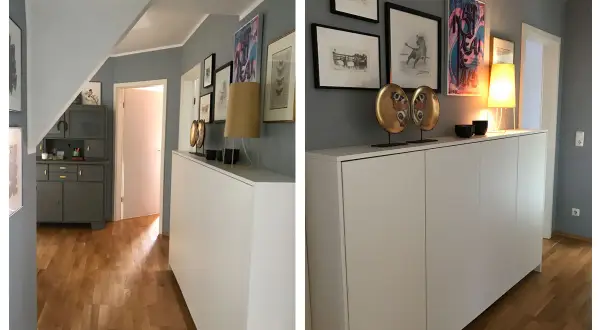 Moderne schmaler flur ideen: weiße Kommode mit Kunst und Lampe, grauer Schrank, Holzboden.