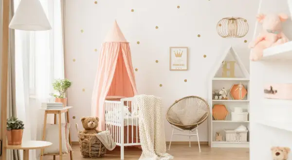 Schönes Kinderzimmer mit Himmelbett, Teddybär im Korb und Regal. Tolle kinderzimmer ordnung ideen für ein gemütliches Zuhause.
