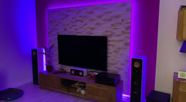 Moderne TV-Wand mit Steinoptik und indirekter LED-Beleuchtung. Ein DIY-Projekt, das beeindruckt.
