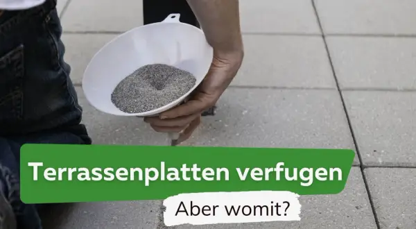 Person füllt Fugenmörtel mit einem Trichter in die Fugen von Terrassenplatten.