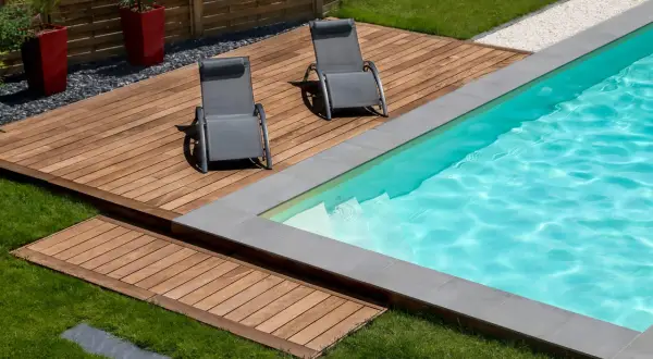 Traumhafte Poolumrandung aus Holz, selber bauen leicht gemacht. Entspannung pur auf der Holzterrasse neben dem Pool.