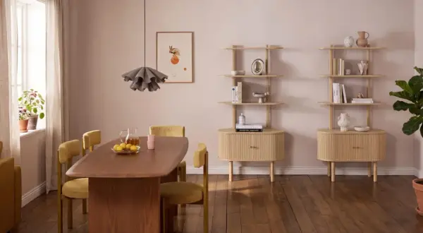 Helle, moderne Esszimmer-Möbel mit gelben Stühlen und einem Holztisch. Regale und Kommoden bieten tolle zimmer umstellen ideen.