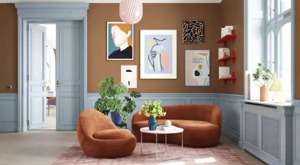 Gemütliches Wohnzimmer mit braunen Möbeln und Wand. Hellblaue Türen und Akzente zeigen, welche Farben passen zu braun: Pastelltöne und kräftiges Rot.