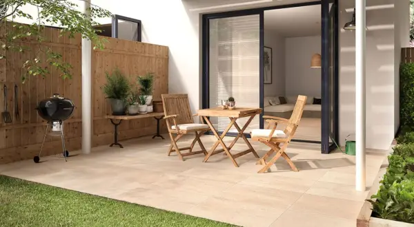 Ein moderner kleiner Garten am Reihenhaus mit Grill, Holztisch und Stühlen. Perfekt für entspannte Abende.