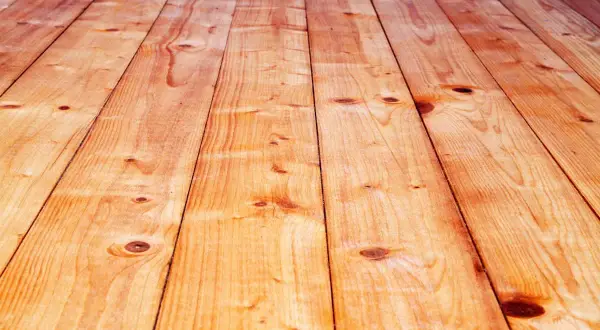 Holzbretter für den Dielenboden verlegen. Natürliche Holzmaserung und Astlöcher.